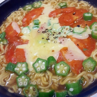 袋麺アレンジ(^^)トマト＋オクラ＋チーズ♪